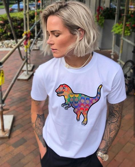 Ashlyn Harris Lesbian Hair, Ali Krieger, Ashlyn Harris, Genderless Fashion, Usa Soccer Women, Branding Photoshoot Inspiration, Hair Inspiration Short, Women’s Soccer, Hair Icon