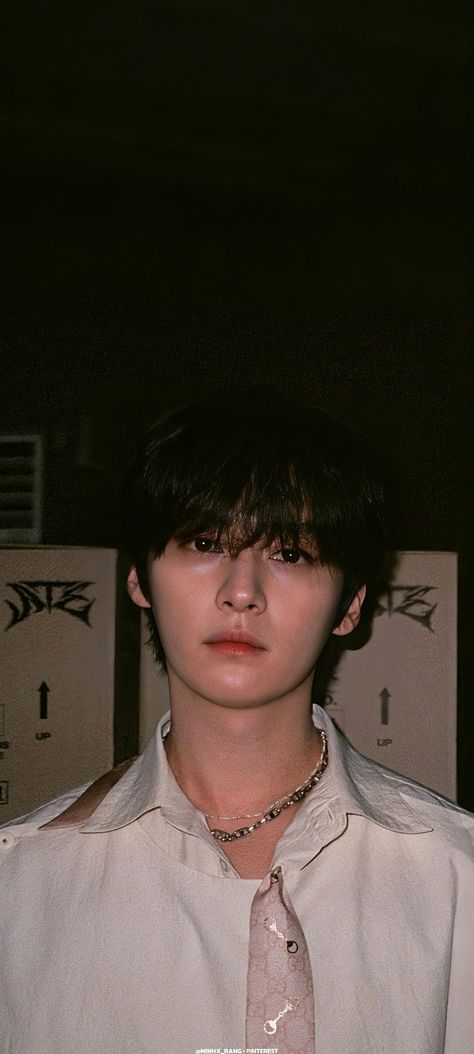 Leeknow Boyfriend Material Lockscreen, Lee Know Wallpaper Homescreen, Skz Lee Know Cute, Lee Know Portrait, Lee Know Charmer, Minho Eyes, Lee Know Skz Family, Lee Know Boyfriend Material Lockscreen, Lee Know Cute Wallpaper