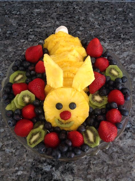 Easter Bunny Fruit Platter, Bunny Veggie Tray Ideas, Bunny Head Fruit Platter, Rabbit Fruit Tray, Bunny Fruit Tray, Bunny Veggie Tray, Fruit Bunny, Bunny Crudite Platter, Easter Bunny Fruit