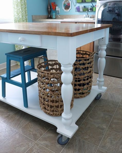 How to turn a table into a rolling island | Teal & Lime for remodelaholic.com Furniture Island, Kitchen Table With Storage, Rolling Island, Upcycle Furniture, Diy Kitchen Table, Diy Kitchen Countertops, Kitchen Design Diy, Rolling Kitchen Island, Diy Kitchen Island