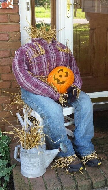 How To Make A Scarecrow For Halloween, Pumpkin Head Scarecrow, Halloween Diy Men, Pumpkin Scarecrow, Funny Scarecrow Ideas, Cheap Halloween Diy, Make A Scarecrow, Creepy Pumpkin, Annual Halloween Party