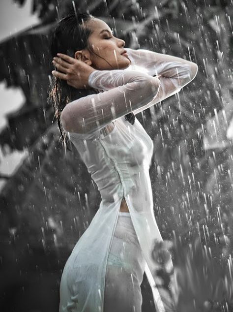 Rain Photo, Vietnamese Traditional Dress, Under The Rain, Walking In The Rain, Wet Clothes, Rain Photography, Dancing In The Rain, In The Rain, Rainy Day