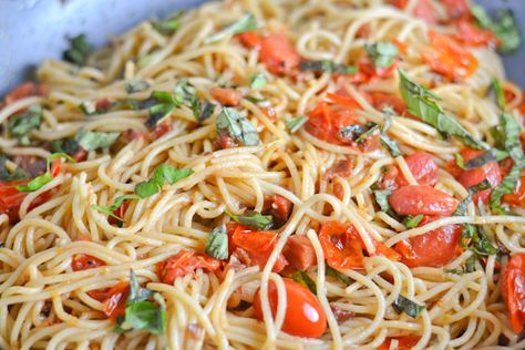 Spaghetti with Pancetta and Cherry Tomatoes Cherry Tomatoes Recipe, Cherry Tomato Recipes, Cherry Tomato Pasta, Tomatoes Recipe, Cheese Spaghetti, Bacon Pasta, Bacon Tomato, Spaghetti Noodles, Tomato Pasta