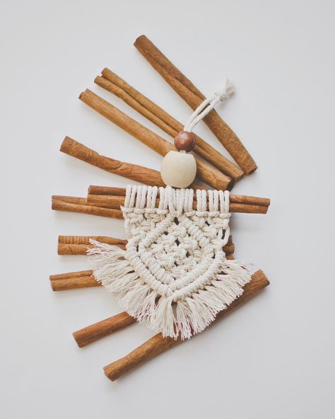 Cinnamon Stick Ornaments, Cinnamon Sticks Ornaments, Stick Ornaments, Art Macramé, Macrame Home Decor, Makramee Diy, Macrame Knots Pattern, Macrame Wall Hanging Diy, Mini Macrame