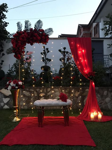 Red And White Wedding, Classy Wedding Decor, Simple Stage Decorations, Red Quince, Gold Quince, Red Wedding Decorations, Red And White Weddings, Quince Decorations, Red Wedding Theme