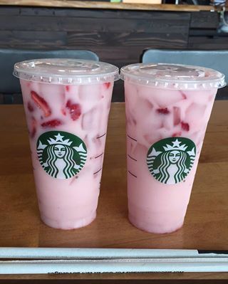 The drink’s reported tastiness and eye-catching look has made it one of the trendiest items on Instagram. | People Say Trendy Starbucks Drinks Are Running Their Local Stores Dry Of Coconut Milk - BuzzFeed News Mermaid Recipes, Nice Drinks, Cute Drinks, Tea Lattes, Trendy Drinks, Drinks Starbucks, Starbucks Aesthetic, Starbucks Cup Design, Secret Starbucks Recipes