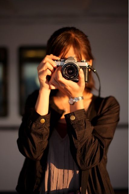 Someone Taking A Picture With A Camera, Holding Camera Pose, Person Holding Camera, The Setting Sun, Camera Cover, Drawing Style, Setting Sun, Art References, Strike A Pose