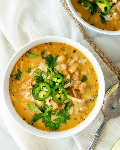 This simple White Chicken Chili is loaded with flavor from delicious cannellini beans, tender chicken and a rich and creamy broth. It's so comforting for a cold night in, yet light enough to enjoy even when the sun is out. #white #chickenchili #chili #chicken #recipe Simple White Chicken Chili, Chili Side Dishes, White Chicken Chili Recipe Crockpot, Chili White, Picky Eaters Dinner, Chili Recipe Stovetop, White Chicken Chili Healthy, Chili Crockpot, White Chicken Chili Slow Cooker