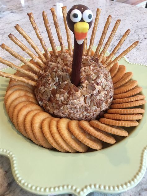 Turkey's ready!!! Thanksgiving Candy Crafts, Turkey Charcuterie, Cute Thanksgiving Desserts, Turkey Desserts, Turkey Cheese Ball, Delicious Thanksgiving Desserts, Thanksgiving Sweets, Desserts For Kids, Thanksgiving Desserts Kids