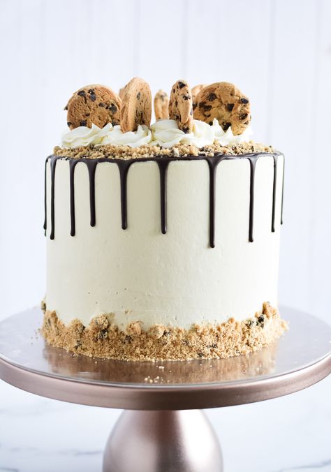 This cake has chocolate cake layers, brown sugar buttercream, cookie crumble in the layers and outside and topped with Chocolate Chip cookies! Chips Ahoy Cake, Chocolate Chip Cake Recipe, Super Torte, Chocolate Chip Cookie Cake, Chips Ahoy, Chocolate Chip Cake, Fairy Cake, Cookie Cake Recipe, Cookies Cake