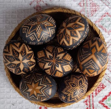 Christmas Pysanky, Pysanky Eggs Pattern, Egg Carving, Brown Egg, Egg Artistry, Ukrainian Eggs, Easter Egg Art, Pysanky Eggs, Brown Eggs