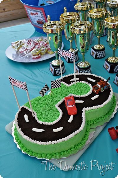 TheDomesticProject - Simple step by step instructions for decorating a Cars birthday cake This looks easy Blaze Birthday, Cars Birthday Cake, Cars Cake, Cars Birthday Party Disney, 3rd Birthday Cakes, Race Car Birthday, Car Cake, Cars Birthday Parties, Number Cakes