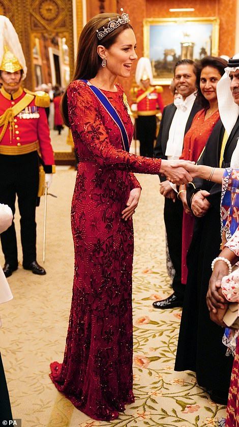 Lotus Flower Tiara, Duchesse Kate, Düşes Kate, Young Queen Elizabeth, Prins William, Red Princess, Princess Katherine, Flower Tiara, Reine Elizabeth