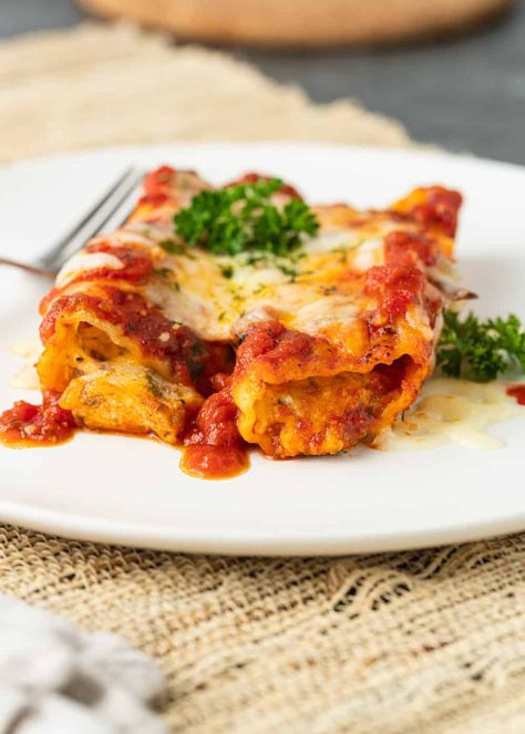 This authentic Italian manicotti recipe is easy to assemble and full of classic flavors. Make this comfort food meal in just under an hour! Manicotti Recipe Cheese, Beef Manicotti Recipe, Authentic Italian Manicotti Recipe, Italian Manicotti, Beef Manicotti, Easy Manicotti Recipe, Baked Manicotti, Manicotti Pasta, Cheese Manicotti