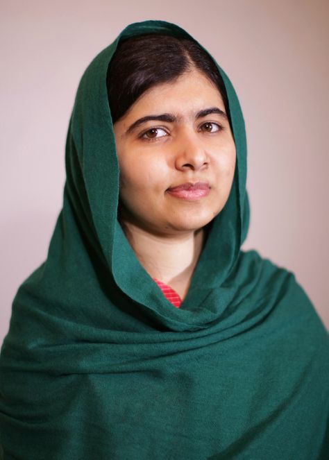 Nascida em 1997, no Vale do Swat, norte do Paquistão, Malala foi a mais jovem ganhadora do Nobel. A luta da paquistanesa pelo direito à educação de meninas e adolescentes de seu país começou cedo, quando o grupo fundamentalista Talibã, que controlava desde 2007 a aldeia onde Malala morava, exigiu a suspensão das aulas dadas às garotas. General Awareness, Women Education, Hindi And English, Malala Yousafzai, Go To School, Iconic Women, Current Affairs, Inspirational People, General Knowledge