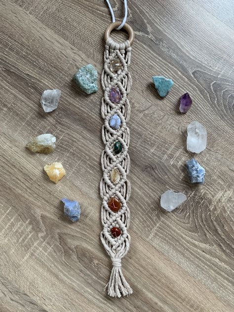 Hemp Crafts Diy, Macrame With Stones, Crystal Crafts To Sell, Hemp Crafts, Simple Macrame, Boho Crafts Diy, Small Macrame, Diy Macrame Plant Hanger, Hemp Jewelry