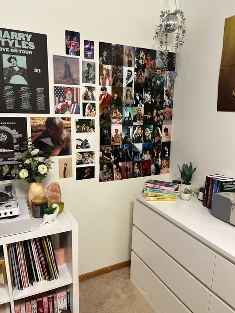 Titanic Room Decor, Fan Girl Aesthetic Room, Hunger Games Room Decor, Fangirl Room Ideas, Fangirl Bedroom Aesthetic, Harry Styles Disco Ball, Fan Girl Room, Fangirl Bedroom, Aesthetic Teen Bedroom