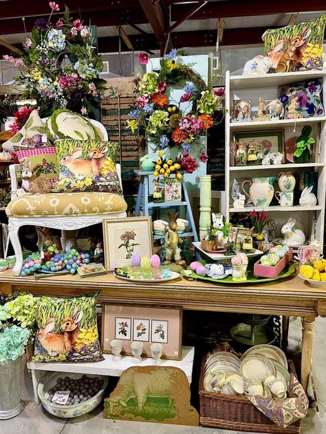 Thrift Store Display Ideas Resale Shop, Antique Booth Staging, Colorful Cottage Interiors, Vintage Markets Display, Vendor Tent, Storefront Ideas, Vintage Market Booth, Boutique Store Displays, Vintage Shop Display