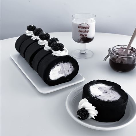 Black Desserts, Black Dessert, Goth Stuff, Dark Kawaii, Themed Desserts, Black Food, Oreo Cake, Aesthetic Japan, Kawaii Food