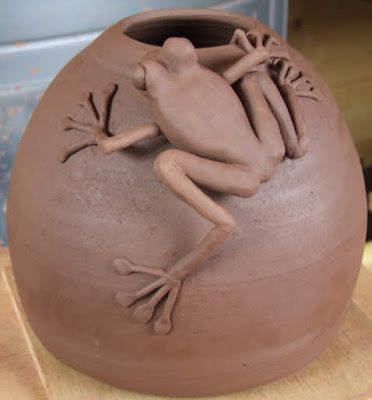 BROOKFIELD POTTERY: Frog On A Pot Pottery Frog, Frog Crafts, Ceramic Frogs, Frog Decor, Pottery Animals, Sculptures Céramiques, Hand Built Pottery, Clay Vase, Pottery Tools