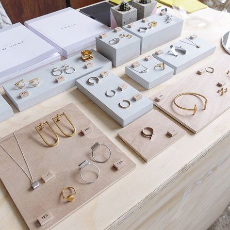 Vendor Stand, Retail Jewelry Display, Creative Jewelry Displays, Jewelry Shop Display, Recycled Earrings, Retail Design Display, Jewerly Displays, Jewelry Store Design, Metal Jewelry Making