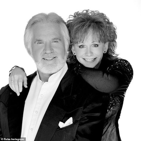 Diy For Grandma, Country Pics, Grandmas Mothers Day Gifts, Kenny Rogers, Country Musicians, Reba Mcentire, Reaction Pic, Country Music Artists, Country Music Stars