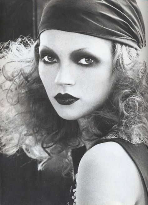 one of my favorites all time...good reference for this 20s/30s photoshoot next week Kevyn Aucoin Making Faces, 20s Makeup, Kevyn Aucoin Makeup, 1920s Makeup, Drag Make-up, Smink Inspiration, Making Faces, Kevyn Aucoin, Studio 54