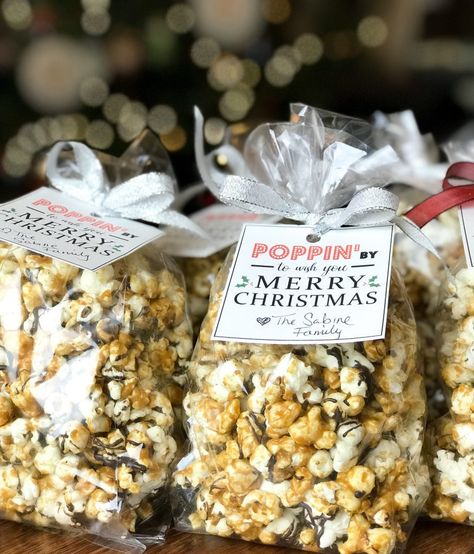 Print off our free printable gift tags for this super easy Christmas neighbor gift idea.  Pair these adorable Poppin' by to wish you a Merry Christmas gift tags with some homemade chocolate drizzle caramel popcorn.  These make great holiday gifts for neighbors. Chocolate Drizzled Popcorn, Free Printable Christmas Gift Tags, Christmas Popcorn, Merry Christmas Printable, Christmas Neighbor, Merry Christmas Gift Tags, Homemade Popcorn, Wish You Merry Christmas, Popcorn Gift