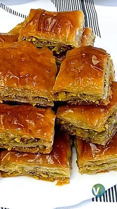 Existen muchas variedades de Baklava, pero PEDRO nos comparte la #receta en video de Fatush. ¿Te atreves a hacer este delicioso pastel de Oriente Medio? 😋 #Turquia #Recetas #Gastronomia #postre #cocina #yummy #foodie #foodlover #Vicmun Baklava, Mini Desserts, Flan, Alfredo, Sweet Tooth, Dessert Recipes, Food And Drink, Pasta, Healthy Recipes