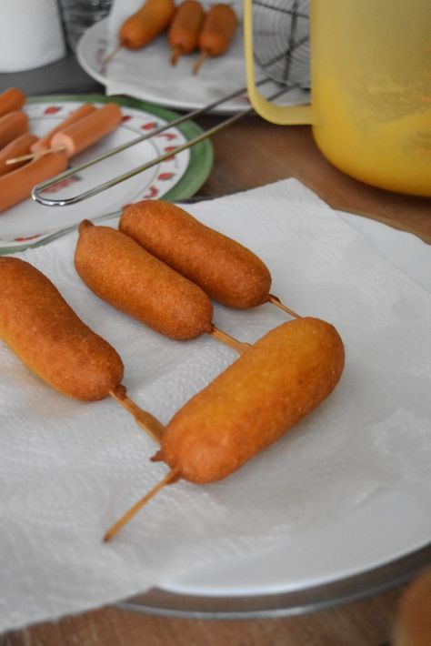 Corn dog - recette américaine Homemade Corndogs, Corndog Recipe, Corn Dog, British Food, Corn Dogs, Dog Recipes, Beignets, Food App, Food Waste