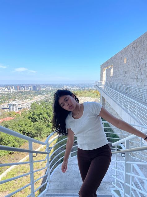 Summer outfit in Los Angeles and summer photoshoot inspiration Getty Museum Photoshoot, The Getty Museum Photoshoot, Museum Photoshoot, The Getty Museum, Photos Inspo, Getty Museum, Stairs