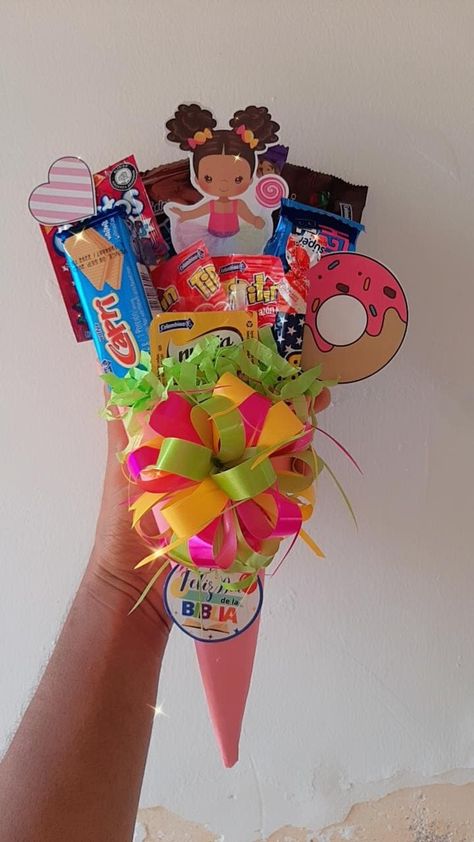 Cono de papel con dulces decorado para el día de la biblia Candy Crafts, Candy Bouquet, Children's Ministry, Diy Birthday Gifts, Diy Birthday, Gift Packaging, Gift Baskets, Decor Gifts, Gift Shop