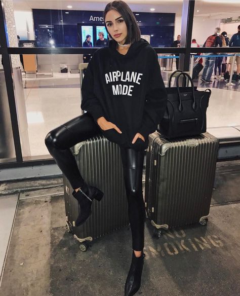 AIRPLANE MODE: ON! Walk Photoshoot, Airport Outfit Comfy, Airport Chic, Olivia Culpo Style, Pageant Tips, Outfits Leggins, Travel Fashion Airport, Airport Travel Outfits, Belt Jeans