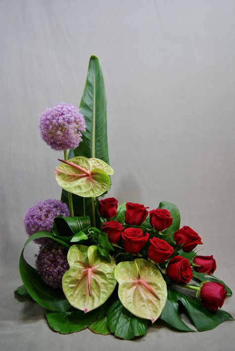 Prioridad Tropical Floral Arrangements, Church Flower Arrangements Arreglos Ikebana, Dekoratívne Vence, Floral Art Arrangements, Tropical Floral Arrangements, Tropical Flower Arrangements, Easter Flower Arrangements, Tulips Arrangement, Altar Flowers, Large Flower Arrangements