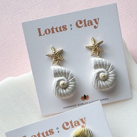 Lotus of clay on Instagram: "Handmade seashell earrings with 18k gold plated studs, the perfect earrings to start your summer accessory collection.   The complete beach collection is available now!!🧜‍♀️🌊☀️  #beachearrings #oceanjewelry #polymerclayearrings #clayearringshandmade #uniqueearrings #neutralearrings #goldplatedjewelry #summeraccessories #summervibes" Fimo Clay Ideas, Neutral Earrings, Diy Earrings Easy, Fimo Jewelry, Diy Earrings Polymer Clay, Sea Jewelry, Polymer Clay Jewelry Tutorials, Handmade Clay Jewelry, Seashell Earrings