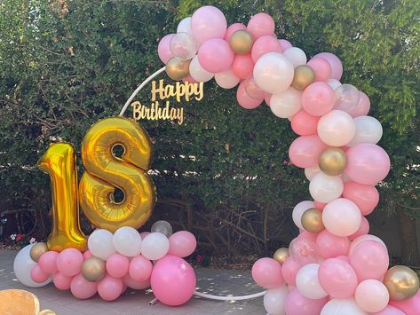 Hoola Hoop Balloon Garland, Birthday Ring Decorations, Balloon Circle Arch, Wedding Balloon Decor, Ring Backdrop, Balloon Ring, Balloon Decoration Ideas, Pink Birthday Decorations, Garland Balloon