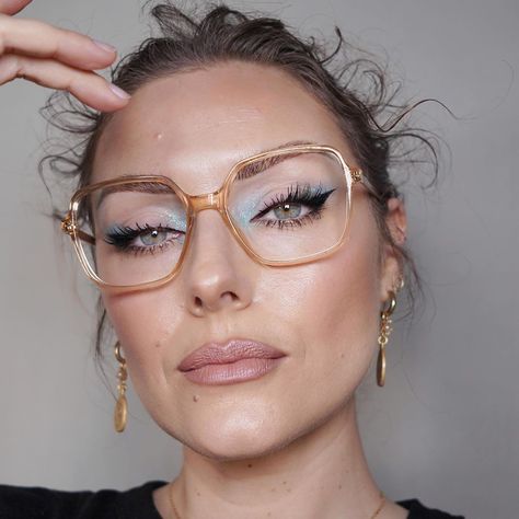 Eye makeup is art... must mean that glasses are the frame! Katie Jane Hughes, Barbiecore Aesthetic, Classic Summer Outfits, Glossy Eyes, Christmas Makeup Look, Glasses Makeup, Spring Makeup, Christmas Makeup, Makeup Pictures