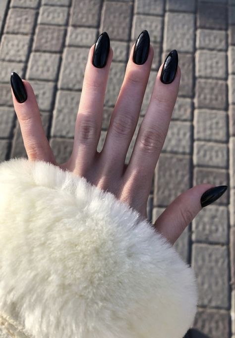 Black Nails Design, Black Almond Nails, Trendy Nail Polish, Band Nails, Black Acrylic Nails, Punk Nails, Vintage Nails, Amazing Nails, Pointed Nails