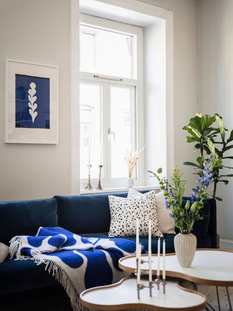 Dark Blue Couch, Dark Blue Sofa, Blue Sofas Living Room, Navy Sofa, Blue And White Living Room, White Living Room Decor, Coco Lapine Design, Bright Apartment, Simple Sofa