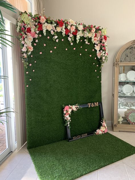 Garden Photobooth Ideas, Flower Photo Wall Wedding, Selfie Station Ideas Backdrops, Green Backdrop With Flowers, Spring Photo Booth, Grass Wall Decoration Ideas, Artificial Flower Garland, Artificial Wall, Grass Backdrops