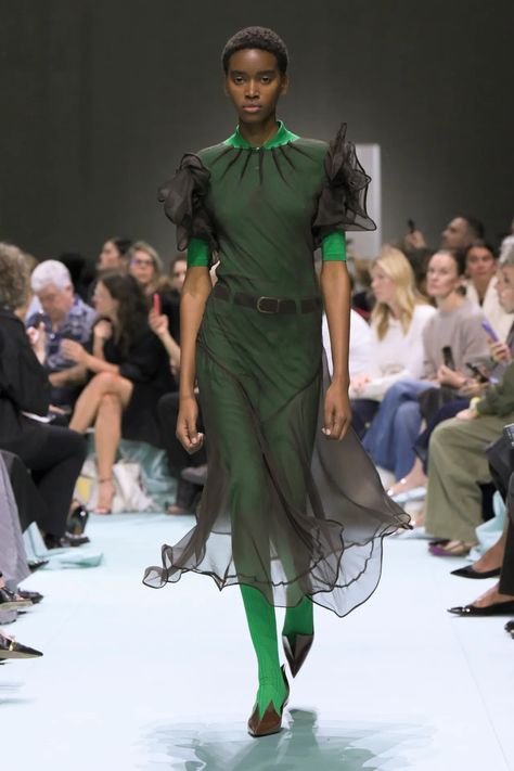 Prada Spring 2025 Ready-To-Wear Collection [PHOTOS] Cher And Dionne, Rtw Fashion, Prada Runway, 2025 Spring, Fashion Archive, Prada Spring, Ideal Wardrobe, Spring 2025, Longline Coat