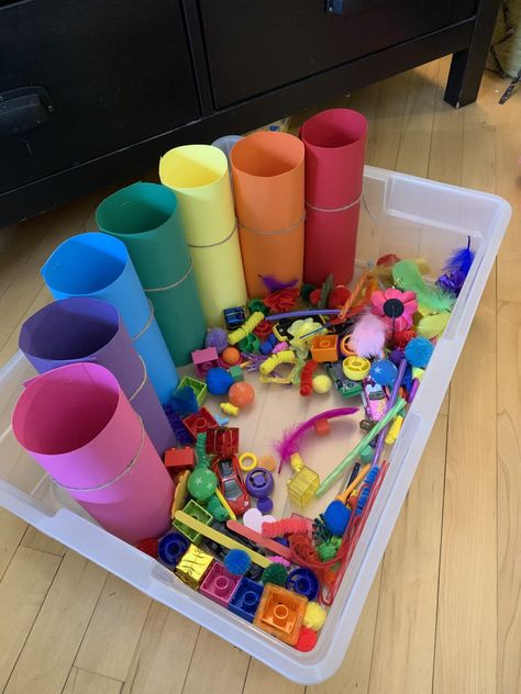 Sensory Activities No Mess, Art Sensory Bin Preschool, Marble Sensory Bin, Art Themed Sensory Bin, Tk Sensory Bins, Less Mess Sensory Bin, Back To School Preschool Sensory Bin, First Grade Sensory Bins, Sensory Bin Theme Ideas