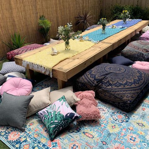 Picnic Pillows Cushions, Floor Dinner Setup, Diy Tiny Kitchen, Cute Picnic Ideas, Japanese Floor Seating, Floor Dining, Backyard Dining, Cute Picnic, Pillow Corner