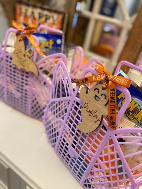 Trick or Treat Boo Basket Tags Halloween Basket, Basket Tags, Halloween Baskets, Halloween Buckets, Halloween Sweets, Halloween Candy Bags, Boo Basket, Decor Halloween, Candy Bags