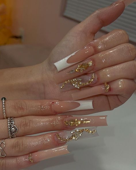 Trending Bling Nails You’ll Want to Try. All you need is gorgeous diamonds and you can have a bling mani. Joy and passion are also the themes of the bling manicure. Below we have the best bling manicure inspiration for you and you will want to try them out right away. #blingnailsshort #blingnailsacrylic #blingnailslong Gold Nail Gems, Champagne Acrylic Nails, Bling Prom Nails, Champaign Nails, Gold Glitter Nails Acrylic, Gold Diamond Nails, Gold Gem Nails, Gold Quince Nails, Prom Nails Gold