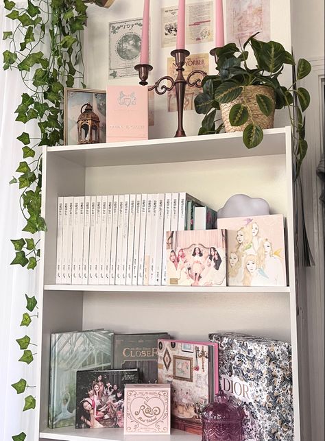 Pretty Book Shelf, Coquette Bookshelf Aesthetic, Coquette Decor Room, Coquette Book Shelf, Aesthetic Earring Holder, Pink Bookshelf Aesthetic, Shelf Inspo Bedroom, Bookshelf Inspo Aesthetic, Kpop Album Shelf Aesthetic