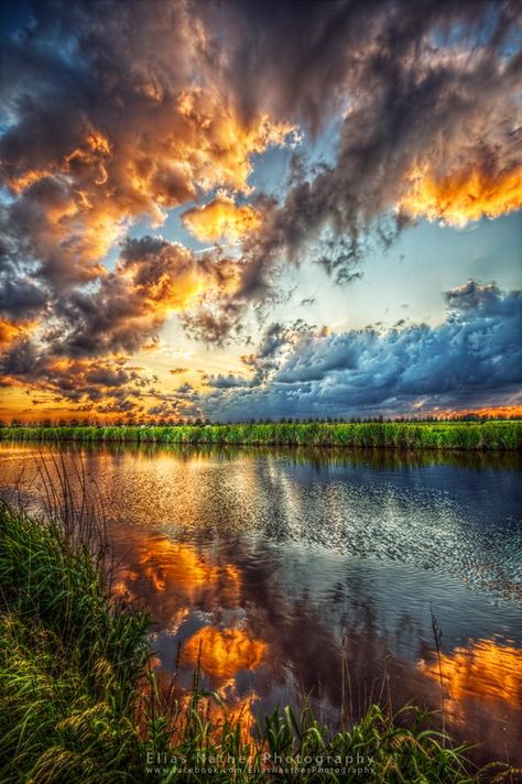 Beautiful golden clouds of an ocean sunset. Description from pinterest.com. I searched for this on bing.com/images Celestial Garden, Clouds In The Sky, Editing Lightroom, Photoshoot Pose, Colorful Clouds, Blur Photo, Alam Yang Indah, Beautiful Sky, Photo Background