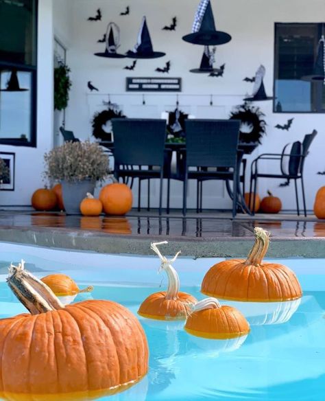 Halloween Pool Party, Outdoor Halloween Parties, Makeup Zombie, Scary Halloween Decorations Outdoor, Scary Decorations, Pool Party Decorations, Plastic Pumpkins, Halloween Tattoo, Scary Halloween Decorations