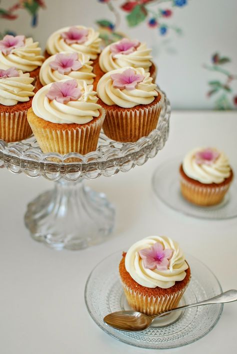 These little custard flavoured sponges hold a tasty secret surprise of rhubarb compote. They're even better than rhubarb crumble! English Bakery, Rhubarb Cupcakes, Custard Cupcakes, Allotment Recipes, Custard Buttercream, Recipes Rhubarb, Rhubarb Rhubarb, 4 Cupcakes, Rhubarb Compote