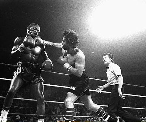 Roberto Duran, Hands Of Stone, Roberto Durán, Boxing Images, Boxing Ring, Self Defense Techniques, Boxing Champions, Combat Sport, Third World